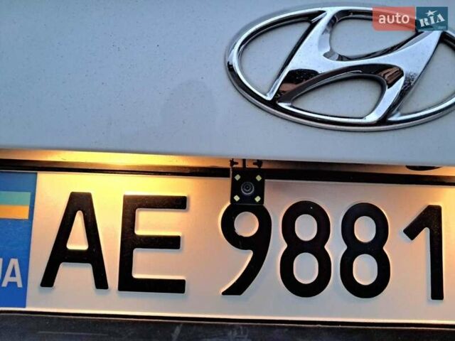 Белый Хендай Соната, объемом двигателя 2.4 л и пробегом 184 тыс. км за 10900 $, фото 12 на Automoto.ua