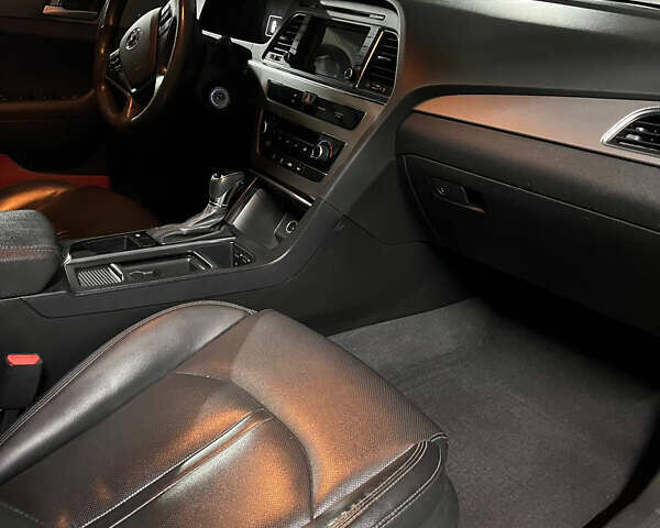 Белый Хендай Соната, объемом двигателя 2 л и пробегом 257 тыс. км за 9500 $, фото 5 на Automoto.ua