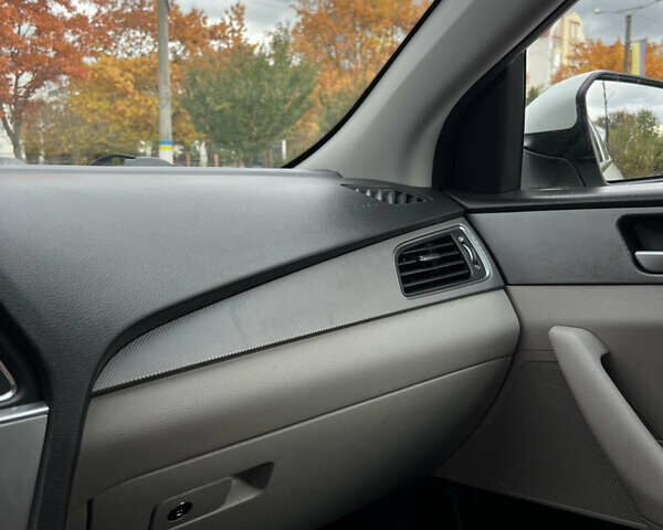 Белый Хендай Соната, объемом двигателя 2.36 л и пробегом 189 тыс. км за 8900 $, фото 21 на Automoto.ua