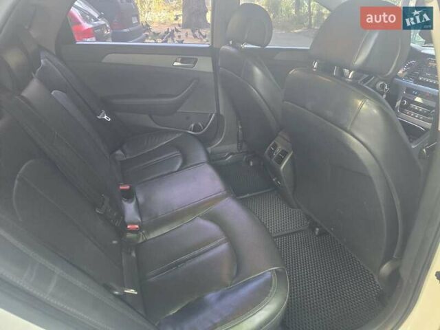 Белый Хендай Соната, объемом двигателя 2 л и пробегом 205 тыс. км за 10000 $, фото 1 на Automoto.ua