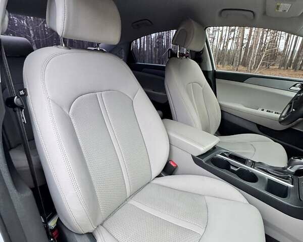 Белый Хендай Соната, объемом двигателя 2.36 л и пробегом 150 тыс. км за 9500 $, фото 7 на Automoto.ua