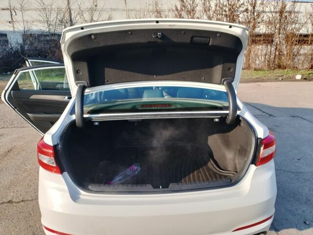 Белый Хендай Соната, объемом двигателя 2 л и пробегом 112 тыс. км за 13700 $, фото 1 на Automoto.ua