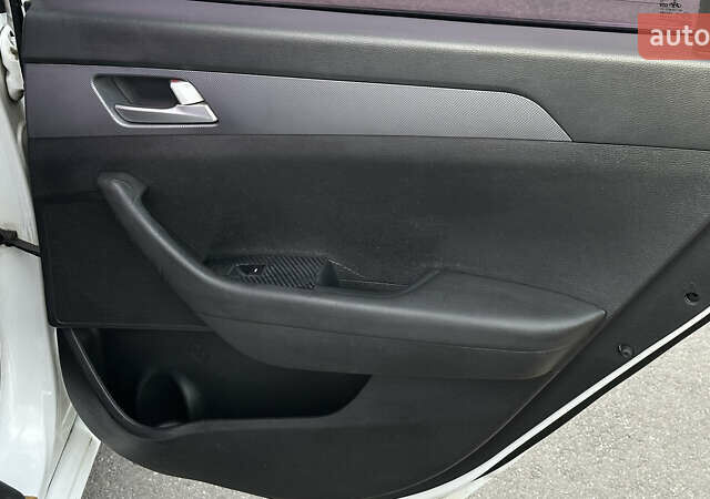 Белый Хендай Соната, объемом двигателя 2 л и пробегом 385 тыс. км за 9100 $, фото 12 на Automoto.ua