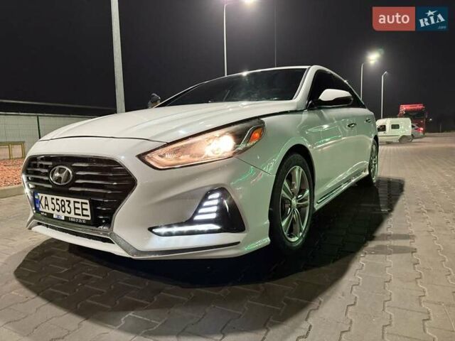 Белый Хендай Соната, объемом двигателя 2.36 л и пробегом 80 тыс. км за 13000 $, фото 1 на Automoto.ua