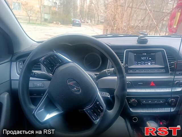 Белый Хендай Соната, объемом двигателя 2 л и пробегом 305 тыс. км за 12700 $, фото 2 на Automoto.ua