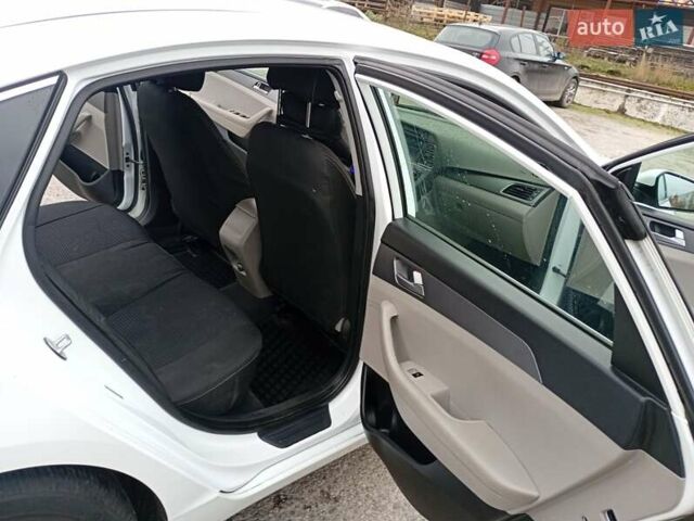 Белый Хендай Соната, объемом двигателя 2.4 л и пробегом 153 тыс. км за 10200 $, фото 9 на Automoto.ua