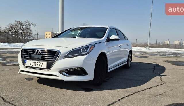 Белый Хендай Соната, объемом двигателя 2 л и пробегом 120 тыс. км за 14000 $, фото 2 на Automoto.ua