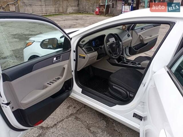 Белый Хендай Соната, объемом двигателя 2.4 л и пробегом 153 тыс. км за 10200 $, фото 8 на Automoto.ua