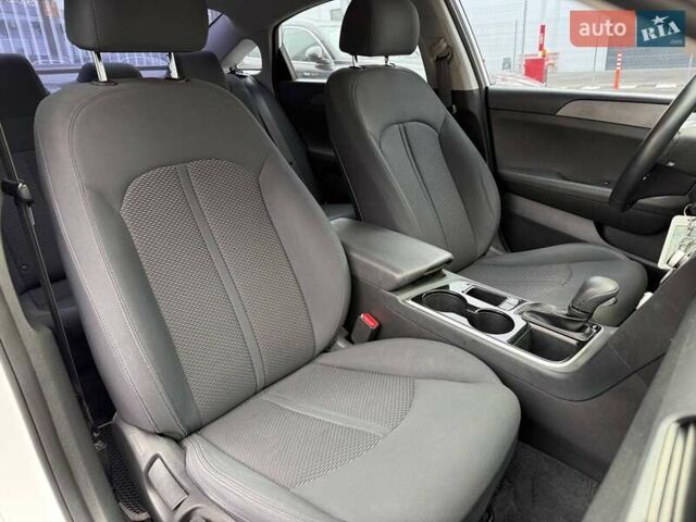 Білий Хендай Соната, об'ємом двигуна 2.36 л та пробігом 57 тис. км за 15950 $, фото 20 на Automoto.ua