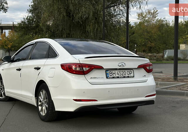 Белый Хендай Соната, объемом двигателя 2 л и пробегом 385 тыс. км за 9100 $, фото 4 на Automoto.ua