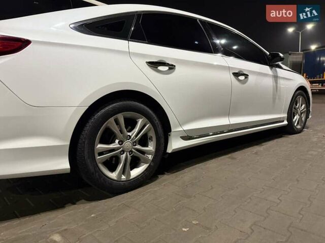 Белый Хендай Соната, объемом двигателя 2.36 л и пробегом 80 тыс. км за 13000 $, фото 4 на Automoto.ua