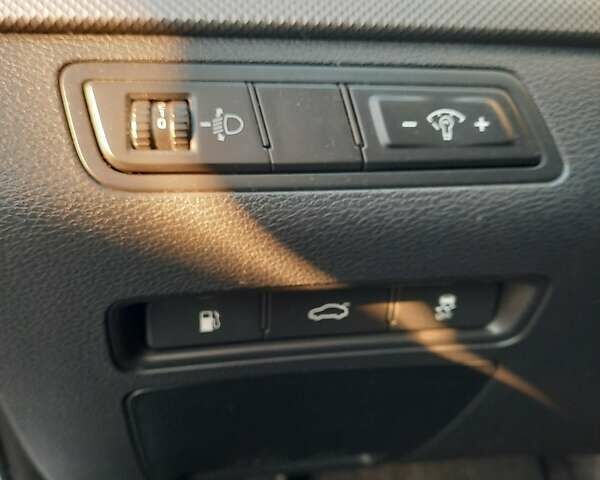 Белый Хендай Соната, объемом двигателя 2 л и пробегом 252 тыс. км за 13700 $, фото 5 на Automoto.ua