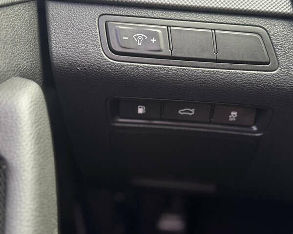 Білий Хендай Соната, об'ємом двигуна 2 л та пробігом 378 тис. км за 11300 $, фото 26 на Automoto.ua