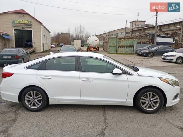 Белый Хендай Соната, объемом двигателя 2.4 л и пробегом 153 тыс. км за 10200 $, фото 2 на Automoto.ua