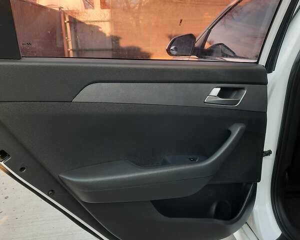 Белый Хендай Соната, объемом двигателя 2 л и пробегом 252 тыс. км за 14300 $, фото 4 на Automoto.ua