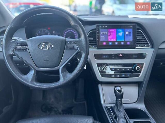 Белый Хендай Соната, объемом двигателя 2 л и пробегом 402 тыс. км за 10190 $, фото 8 на Automoto.ua