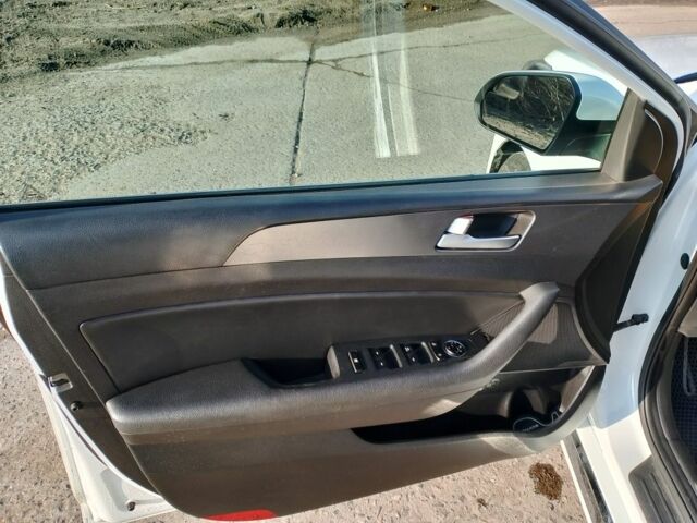 Белый Хендай Соната, объемом двигателя 2 л и пробегом 112 тыс. км за 13700 $, фото 8 на Automoto.ua