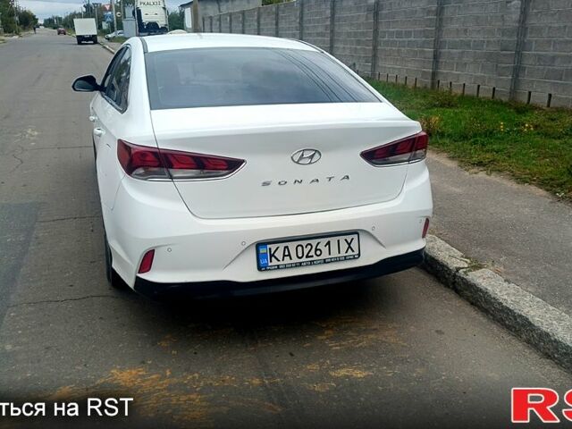 Белый Хендай Соната, объемом двигателя 2 л и пробегом 305 тыс. км за 12700 $, фото 1 на Automoto.ua