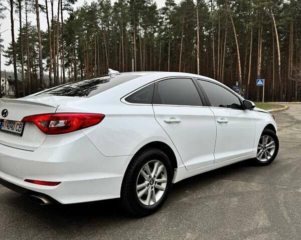 Белый Хендай Соната, объемом двигателя 2.36 л и пробегом 150 тыс. км за 9500 $, фото 2 на Automoto.ua