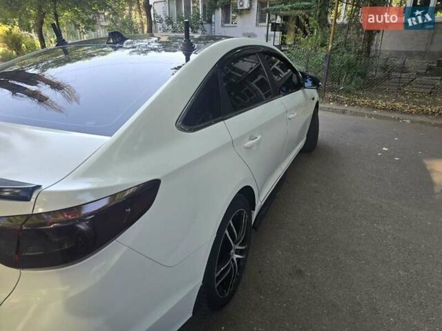 Белый Хендай Соната, объемом двигателя 2 л и пробегом 205 тыс. км за 10000 $, фото 3 на Automoto.ua
