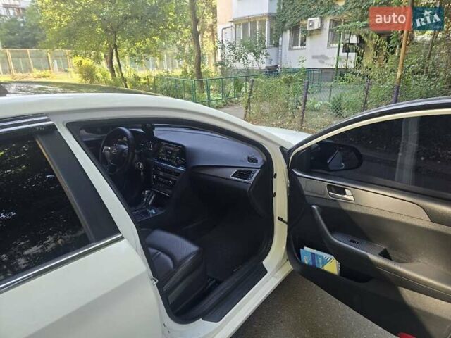 Белый Хендай Соната, объемом двигателя 2 л и пробегом 205 тыс. км за 10000 $, фото 7 на Automoto.ua