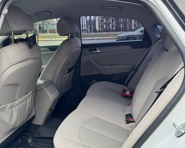 Белый Хендай Соната, объемом двигателя 2.36 л и пробегом 150 тыс. км за 9500 $, фото 12 на Automoto.ua