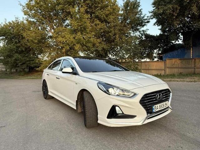 Белый Хендай Соната, объемом двигателя 2 л и пробегом 220 тыс. км за 13500 $, фото 7 на Automoto.ua