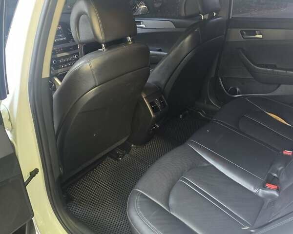 Белый Хендай Соната, объемом двигателя 2 л и пробегом 205 тыс. км за 10000 $, фото 4 на Automoto.ua