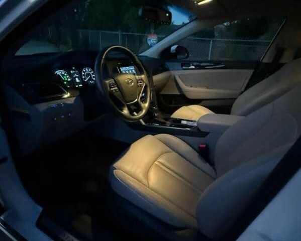 Белый Хендай Соната, объемом двигателя 2 л и пробегом 89 тыс. км за 10680 $, фото 4 на Automoto.ua