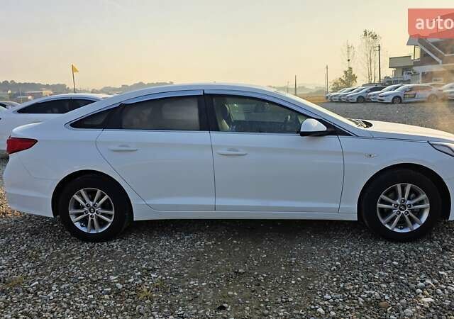 Белый Хендай Соната, объемом двигателя 2 л и пробегом 344 тыс. км за 9690 $, фото 4 на Automoto.ua