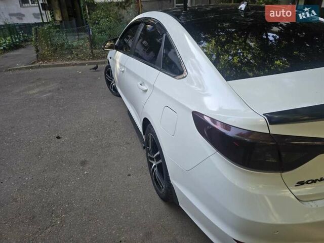Белый Хендай Соната, объемом двигателя 2 л и пробегом 205 тыс. км за 10000 $, фото 2 на Automoto.ua