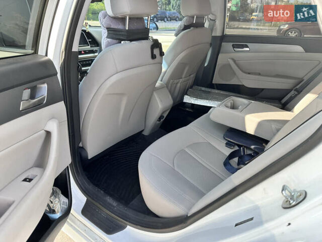 Белый Хендай Соната, объемом двигателя 2.36 л и пробегом 83 тыс. км за 13500 $, фото 14 на Automoto.ua