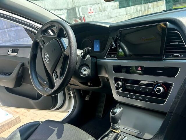 Белый Хендай Соната, объемом двигателя 2 л и пробегом 0 тыс. км за 10500 $, фото 2 на Automoto.ua