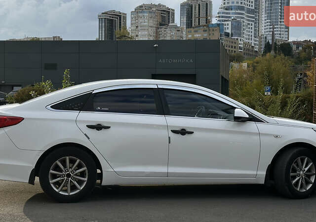 Белый Хендай Соната, объемом двигателя 2 л и пробегом 385 тыс. км за 9100 $, фото 2 на Automoto.ua