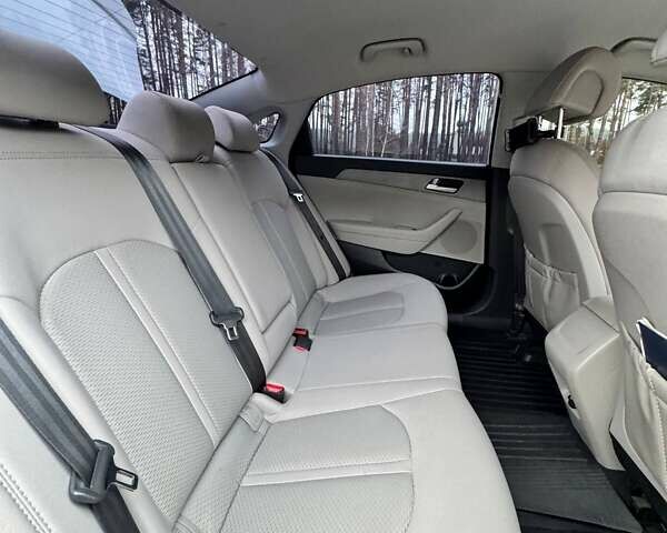 Белый Хендай Соната, объемом двигателя 2.36 л и пробегом 150 тыс. км за 9500 $, фото 10 на Automoto.ua