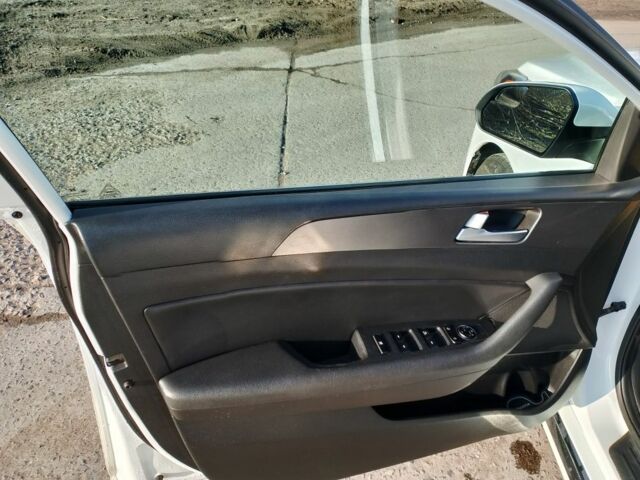 Белый Хендай Соната, объемом двигателя 2 л и пробегом 112 тыс. км за 13700 $, фото 9 на Automoto.ua