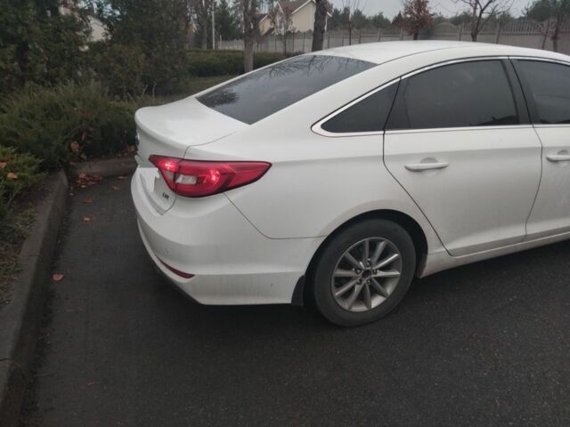 Белый Хендай Соната, объемом двигателя 2 л и пробегом 555 тыс. км за 7500 $, фото 4 на Automoto.ua