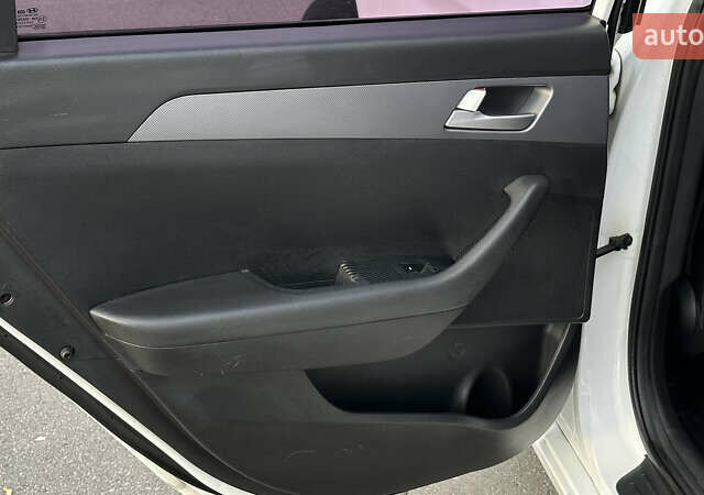 Белый Хендай Соната, объемом двигателя 2 л и пробегом 385 тыс. км за 9100 $, фото 14 на Automoto.ua