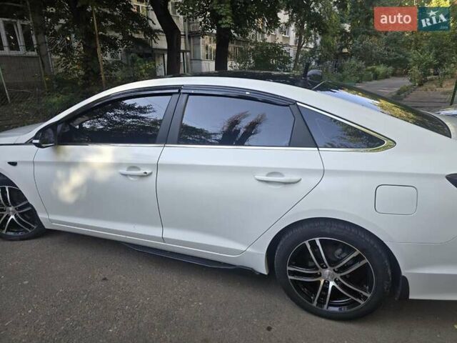 Белый Хендай Соната, объемом двигателя 2 л и пробегом 205 тыс. км за 10000 $, фото 6 на Automoto.ua