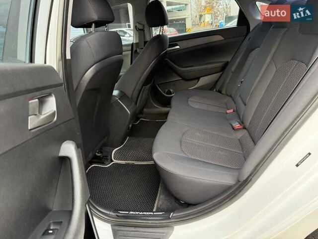 Білий Хендай Соната, об'ємом двигуна 2.36 л та пробігом 57 тис. км за 15950 $, фото 13 на Automoto.ua