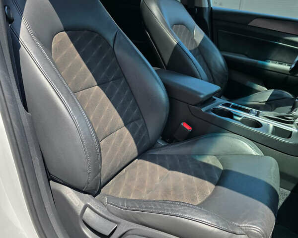 Белый Хендай Соната, объемом двигателя 2.36 л и пробегом 127 тыс. км за 10300 $, фото 29 на Automoto.ua