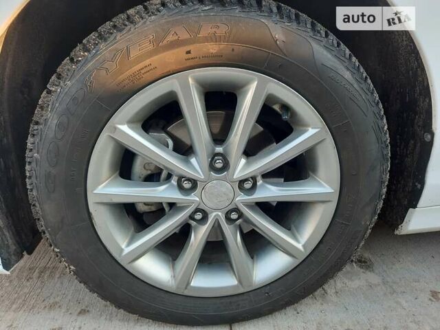 Белый Хендай Соната, объемом двигателя 2 л и пробегом 252 тыс. км за 13700 $, фото 2 на Automoto.ua