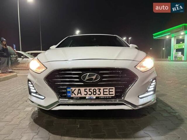 Белый Хендай Соната, объемом двигателя 2.36 л и пробегом 80 тыс. км за 13000 $, фото 6 на Automoto.ua