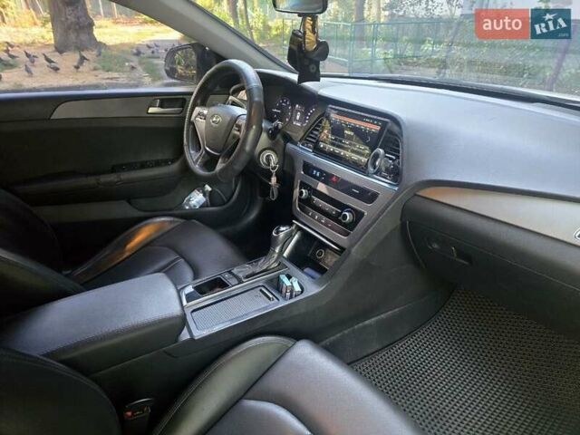 Белый Хендай Соната, объемом двигателя 2 л и пробегом 205 тыс. км за 10000 $, фото 10 на Automoto.ua