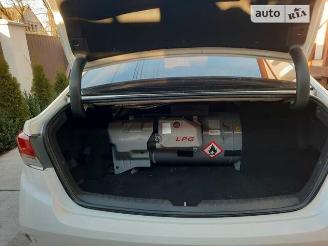 Белый Хендай Соната, объемом двигателя 2 л и пробегом 252 тыс. км за 13700 $, фото 28 на Automoto.ua