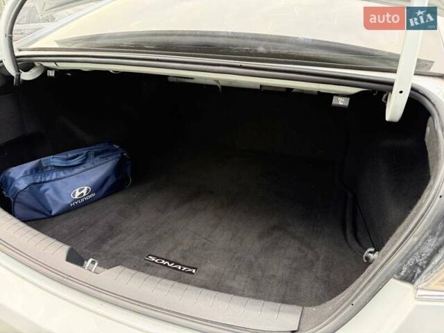 Білий Хендай Соната, об'ємом двигуна 2.36 л та пробігом 57 тис. км за 15950 $, фото 16 на Automoto.ua