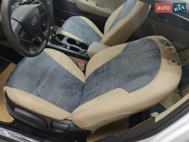 Білий Хендай Соната, об'ємом двигуна 2.36 л та пробігом 145 тис. км за 11000 $, фото 5 на Automoto.ua