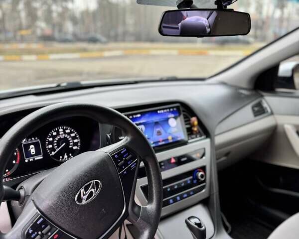 Белый Хендай Соната, объемом двигателя 2.36 л и пробегом 150 тыс. км за 9500 $, фото 17 на Automoto.ua