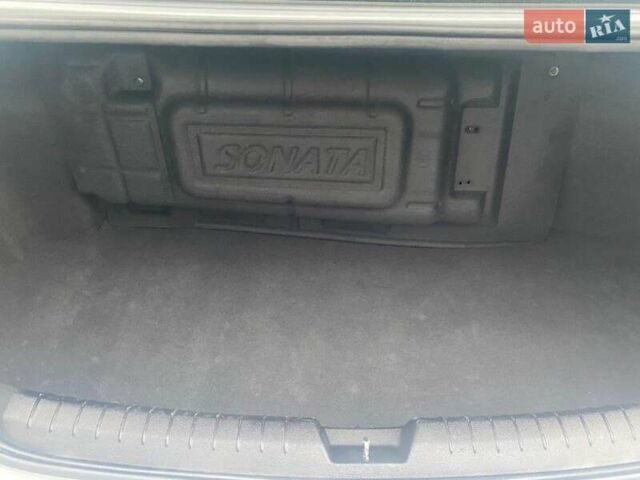 Белый Хендай Соната, объемом двигателя 2 л и пробегом 394 тыс. км за 10290 $, фото 6 на Automoto.ua