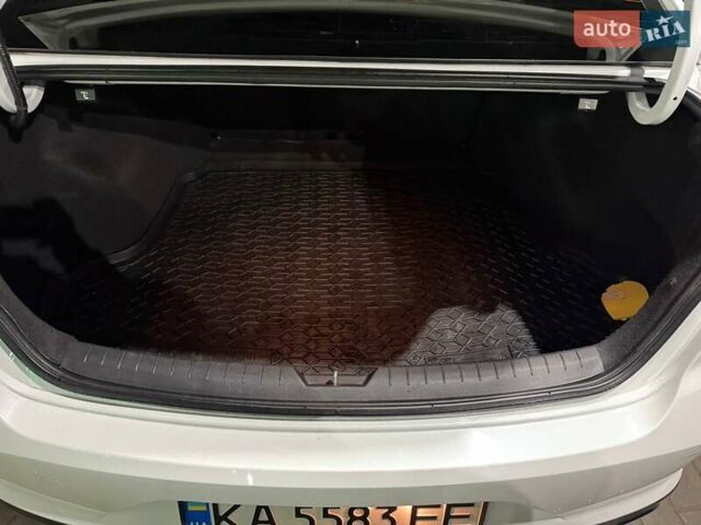 Белый Хендай Соната, объемом двигателя 2.36 л и пробегом 80 тыс. км за 13000 $, фото 35 на Automoto.ua